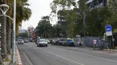 Pattaya, Tayland-Şubat 27,2018: Sahil yolunda. İnsanlar araçlar hareketli iş için gidiyoruz