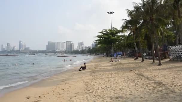 Pattaya Thailand Fevereiro 2018 Pattaya Beach Pessoas Sentam Areia Algumas — Vídeo de Stock