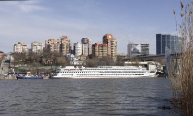 Turist gemileri Don Nehri üzerindeki limanda toplamı için hazırlanıyorlar