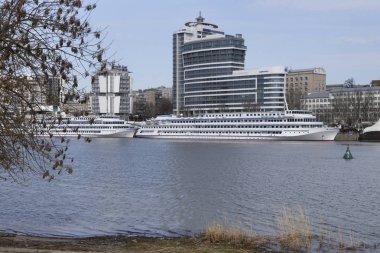  Turist gemileri Don Nehri üzerindeki limanda su için hazırlanıyorlar