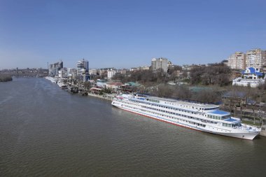  Turist gemileri Don Nehri üzerindeki limanda su için hazırlanıyorlar