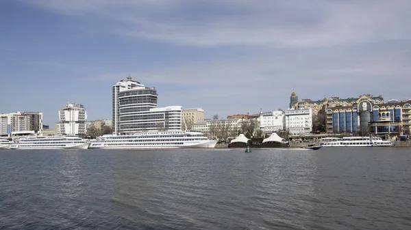  Turist gemileri Don Nehri üzerindeki limanda su için hazırlanıyorlar