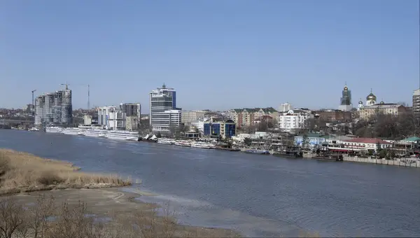 Statki turystyczne w port nad rzeką Don przygotowują się do su — Zdjęcie stockowe