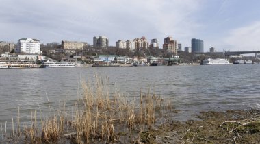  Turist gemileri Don Nehri üzerindeki limanda su için hazırlanıyorlar