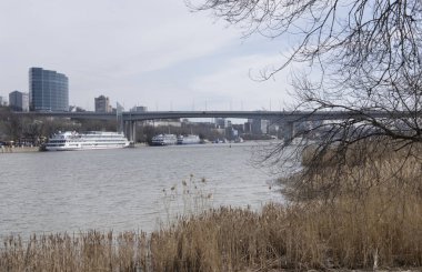  Turist gemileri Don Nehri üzerindeki limanda su için hazırlanıyorlar