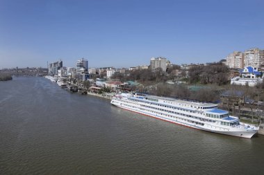  Turist gemileri Don Nehri üzerindeki limanda su için hazırlanıyorlar