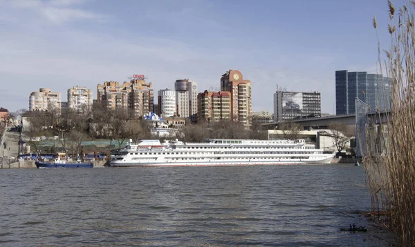 Navios de turismo no porto do rio Don estão se preparando para somar — Fotografia de Stock