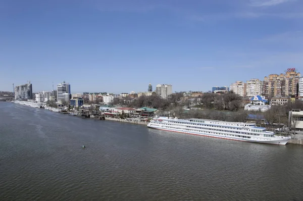 Navios de turismo no porto no rio Don estão se preparando para su — Fotografia de Stock