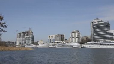  Rostov-on-Don, Rusya-Nisan 5,2018: Turistik gemiler Don Nehri üzerindeki limanda yaz gezinti için hazırlanıyor