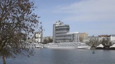  Rostov-on-Don, Rusya-Nisan 5,2018: Turistik gemiler Don Nehri üzerindeki limanda yaz gezinti için hazırlanıyor