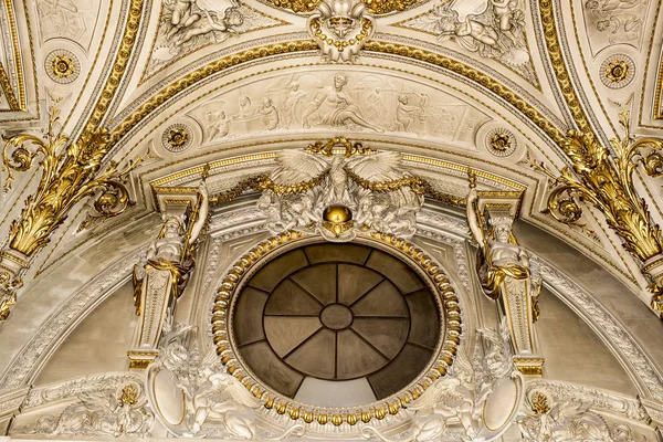 Декоративные залы в Лувре — стоковое фото