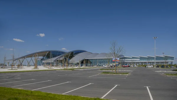 Аэропорт Платов, построенный к чемпионату мира по футболу 2018 года. Пассажиры — стоковое фото