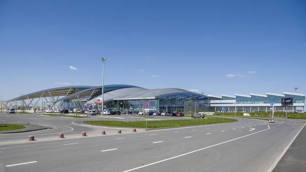 Flughafen platov, gebaut für die fifa Weltmeisterschaft 2018. passagiere ein — Stockfoto