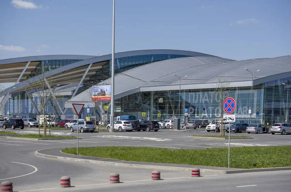 Aéroport de Platov, construit pour la Coupe du Monde de la FIFA 2018. Passagers ar — Photo