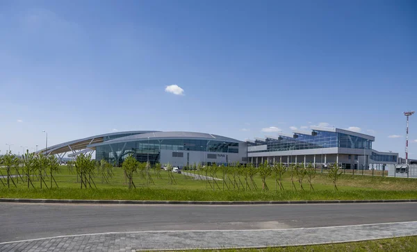 Aéroport de Platov, construit pour la Coupe du Monde de la FIFA 2018. Les véhicules sont — Photo