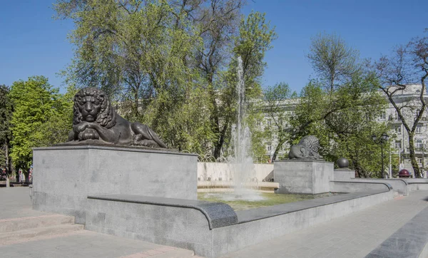 Fontaine aux lions sur l'avenue Sokolov — Photo
