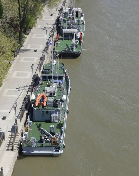 Les navires de guerre qui sont arrivés au défilé en l'honneur du siècle — Photo