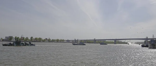 De oorlogsschepen die op de parade ter ere van de eeuw aangekomen — Stockfoto