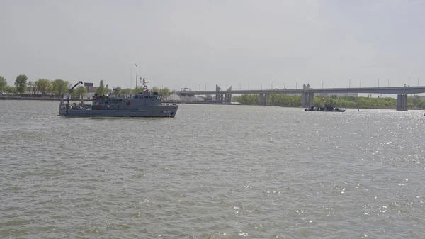 De oorlogsschepen die op de parade ter ere van de eeuw aangekomen — Stockfoto