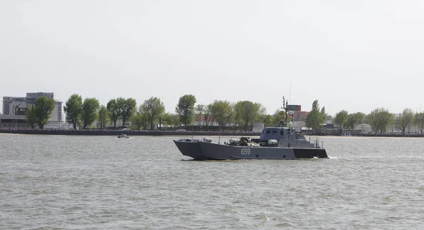 Het oorlogsschip die op de parade ter ere van de eeuw-o aangekomen — Stockfoto