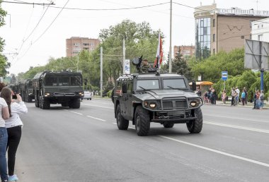   Askeri teçhizat geçit döndürülür. Vatandaşlar welco