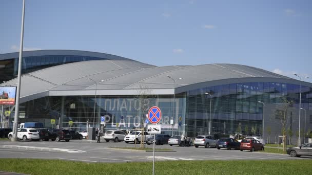 俄罗斯的罗斯托夫 292018 机场普拉托夫 为国际足联世界杯2018 乘客们正在准备飞行 车辆沿领土移动 — 图库视频影像