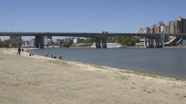  Rostov on Don, Rusya Federasyonu - 02,2018 olabilir: Park Don Nehri üzerinde inşa 2018 FIFA Dünya Cup.Citizens yürüyüş ve dinlenme için