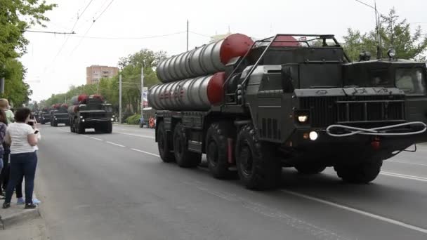 俄罗斯的罗斯托夫 092018 军事装备从阅兵中归来 公民欢迎军队 — 图库视频影像