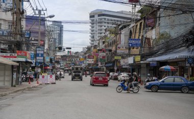 Pattayasaisong Rd.Arabalar ve motosikletçiler caddede ilerliyorlar.