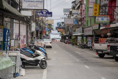  Pattaya 13 / 3 Sokak. Arabalar ve motosikletçiler yolda ilerliyor. 