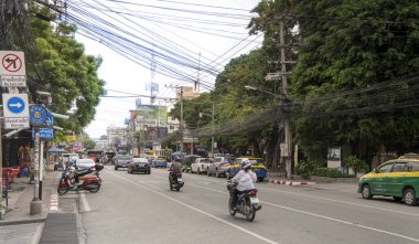  Pattaya, Tayland, 8 Eylül 2019: Pattayasaisong Rd.Arabalar ve motosikletçiler cadde boyunca ilerliyor