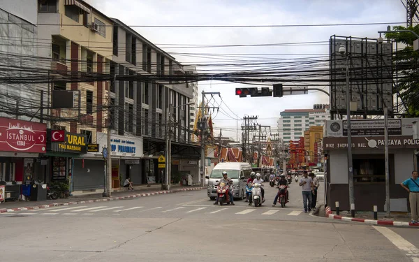 Coches y motociclistas se mueven por la calle — Foto de Stock