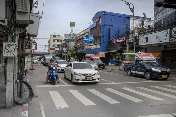 Coches y motociclistas se mueven por la calle — Foto de Stock