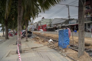   Beach Caddesi 'nde kanalizasyon inşaatı. Yayalar ve araçlar!