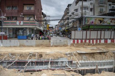  Beach Caddesi 'nde kanalizasyon inşaatı. Yayalar ve araç