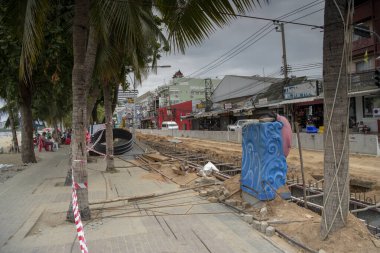   Beach Caddesi 'nde kanalizasyon inşaatı. Yayalar ve araçlar!