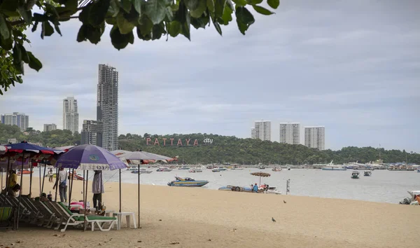 Vista de la playa de Pattaya. La gente se relaja en la playa . — Foto de Stock