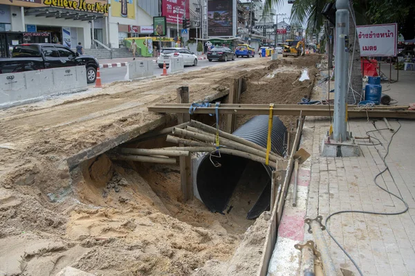 Construction of sewage on Beach Street. Pedestrians and vehicl — Stock Photo, Image