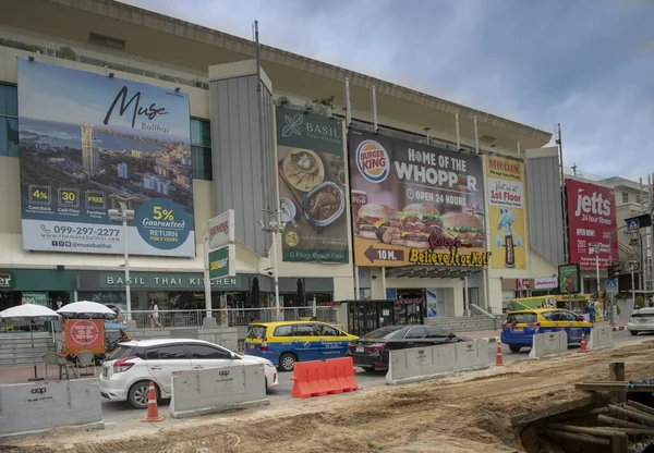 Construcción de alcantarillado en Beach Street. Peatones y vehículos — Foto de Stock