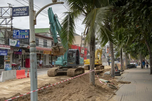 Construction of sewage on Beach Street. Pedestrians and vehicle — Stock Photo, Image