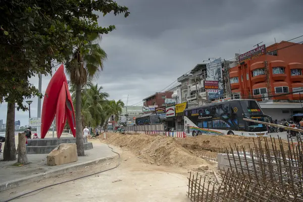 Construcción de alcantarillado en Beach Street. Peatones y vehículos — Foto de Stock