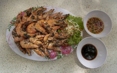 Sebzeli ve soslu ızgara karides. Pattaya, Tayland