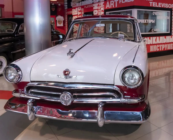 GAZ 21 "Volga" car, (1 series, 1956) - in the Museum of the Le — Stock Photo, Image