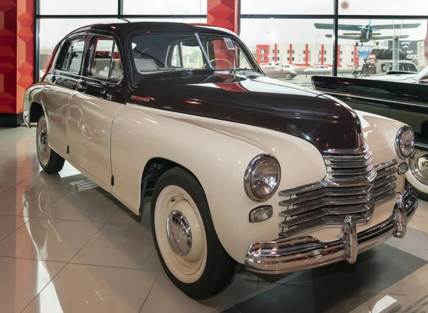 Pobeda M-20; é um carro de passageiros soviético fabricado na GAZ — Fotografia de Stock