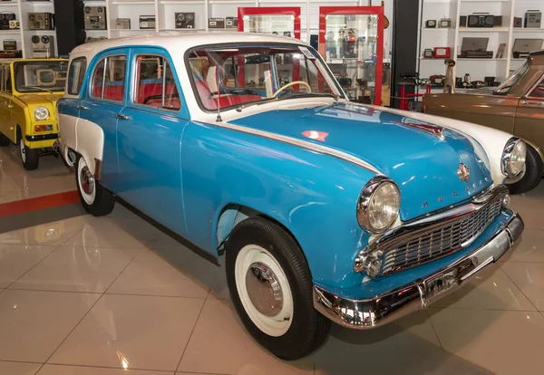 Moskvich-423 - el primer coche de producción con una estadística de cinco puertas — Foto de Stock