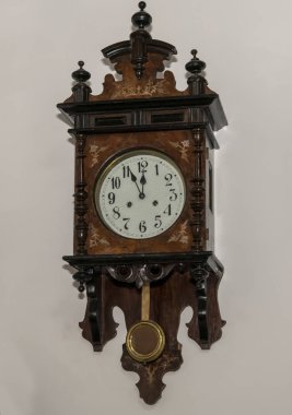 Sarkaçlı klasik tahta saat.