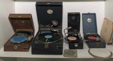  Geçen yüzyılın ortalarında, büyük ve küçük gramofonlar, Ussr 'de üretildi.