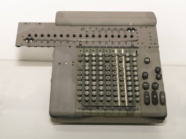 Geçen yüzyılın ortalarının aritmometresi.