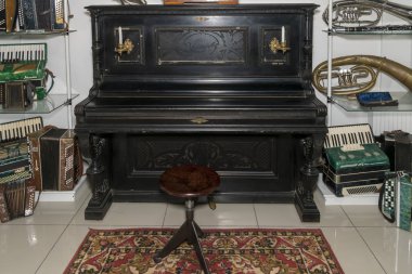  Odadaki piyano çeşitli müzik aletlerinin arasındaydı.  