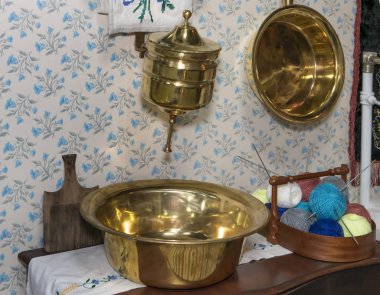 20 sentin ortasındaki bir Rus konut binasında lavabo.